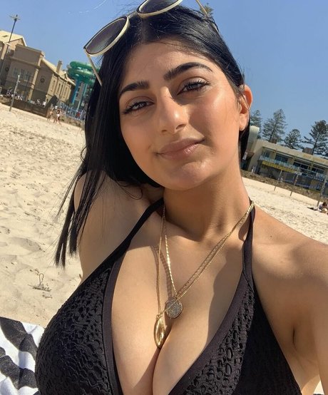 Busty Indian photo 8