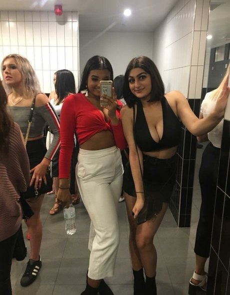 Busty Indian photo 13