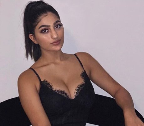 Busty Indian photo 27