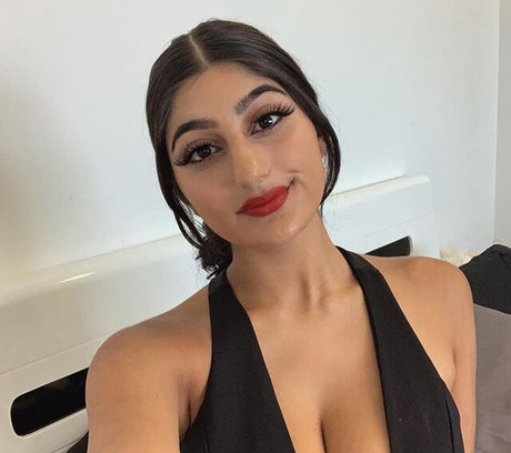 Busty Indian photo 29
