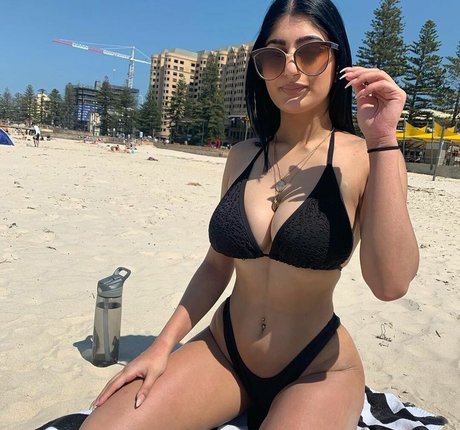 Busty Indian photo 32