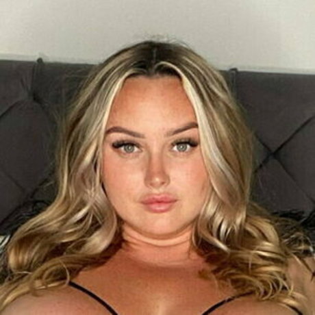 Bustyhollyfree photo 10