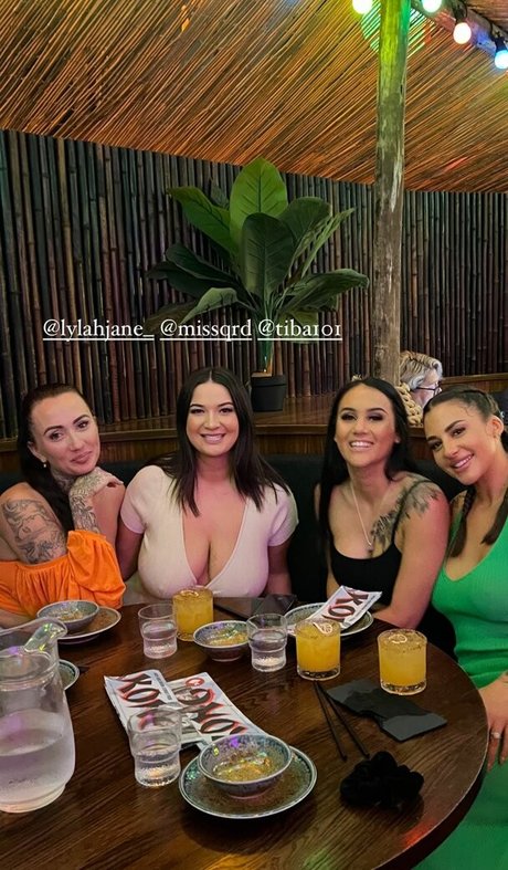 Buxom_babenz photo 4