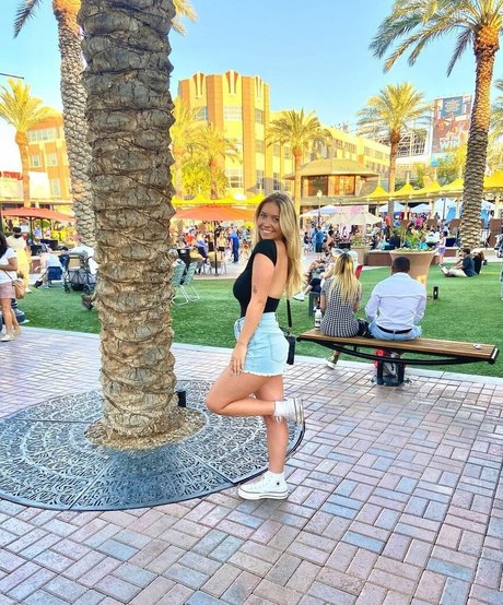 Caitlin Betterly photo 35