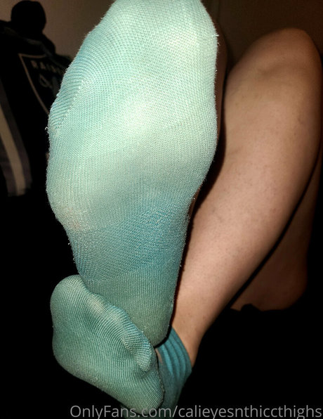 Calieyesnthiccthighs photo 15