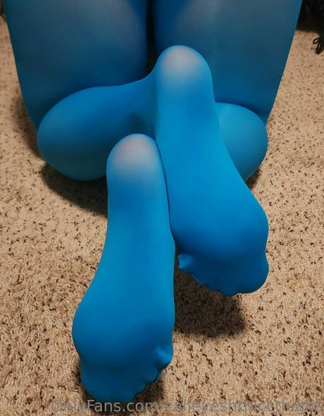 Calieyesnthiccthighs photo 44