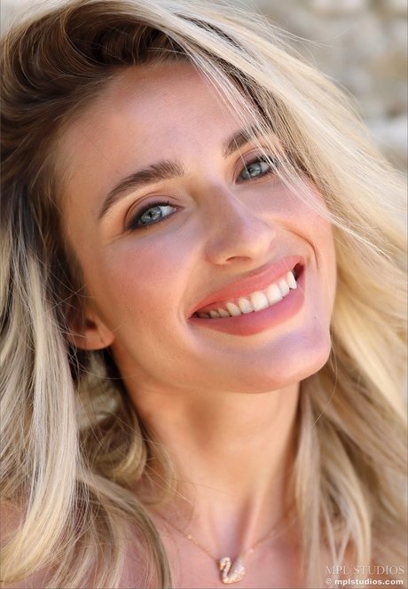 Cara Mell photo 300