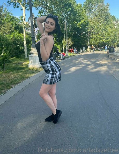 Carladazefree photo 32