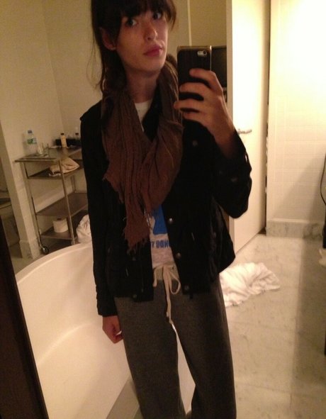 Carly Foulkes photo 9