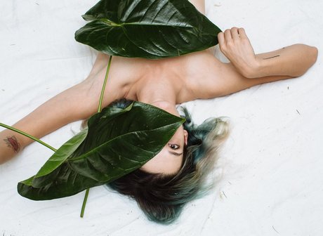 Carly Foulkes photo 27