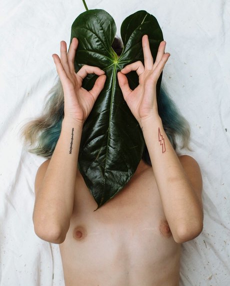 Carly Foulkes photo 40