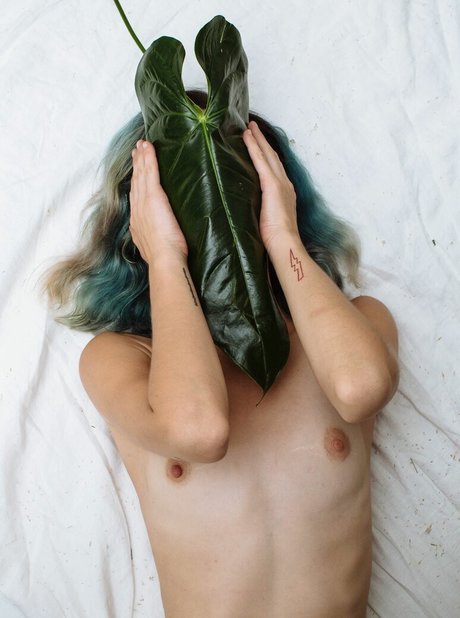 Carly Foulkes photo 41
