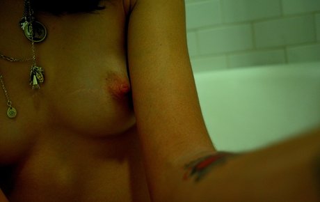 Carly Foulkes photo 49