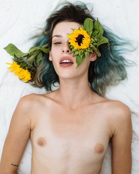 Carly Foulkes photo 55