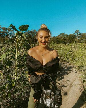 Caroline Wall photo 5