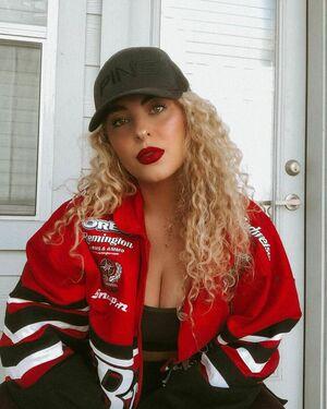 Caroline Wall photo 6