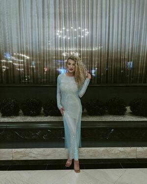 Caroline Wall photo 10