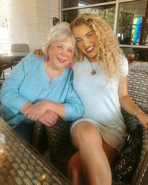 Caroline Wall photo 12