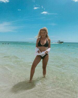 Caroline Wall photo 15