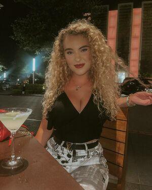 Caroline Wall photo 19