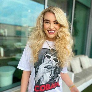 Caroline Wall photo 20