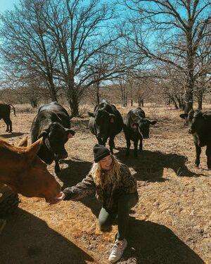 Caroline Wall photo 21