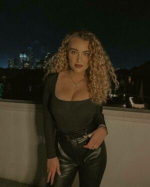 Caroline Wall photo 26