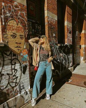 Caroline Wall photo 27