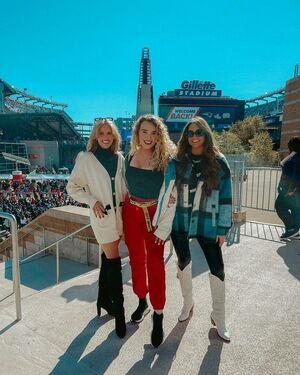 Caroline Wall photo 30