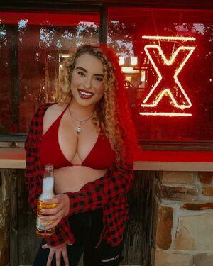 Caroline Wall photo 31