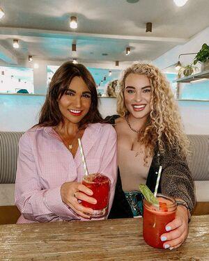 Caroline Wall photo 32