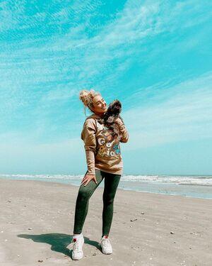 Caroline Wall photo 34