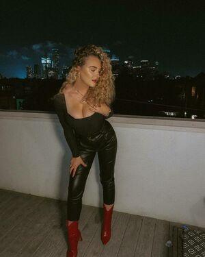 Caroline Wall photo 35