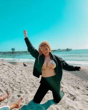 Caroline Wall photo 36