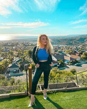 Caroline Wall photo 38