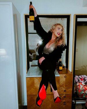 Caroline Wall photo 39