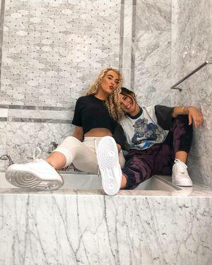 Caroline Wall photo 42