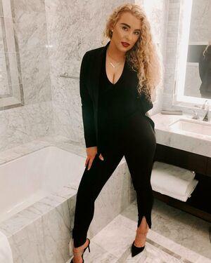 Caroline Wall photo 44