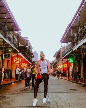 Caroline Wall photo 52