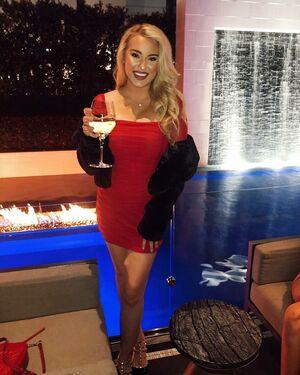 Caroline Wall photo 55