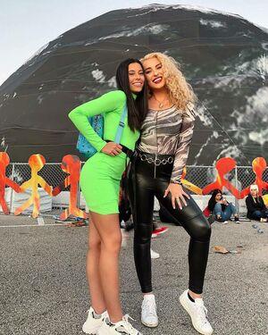 Caroline Wall photo 61