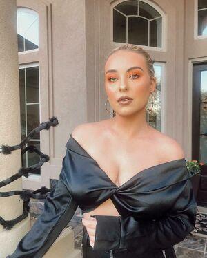 Caroline Wall photo 63