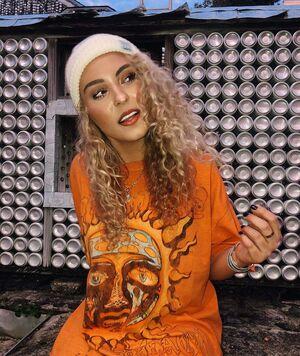 Caroline Wall photo 66