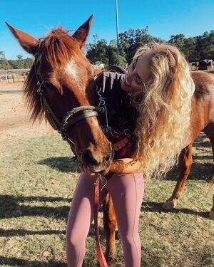 Caroline Wall photo 67