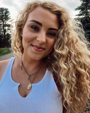 Caroline Wall photo 74