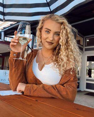 Caroline Wall photo 77