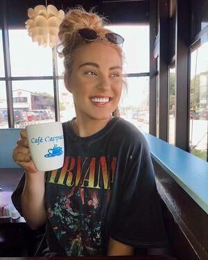 Caroline Wall photo 84