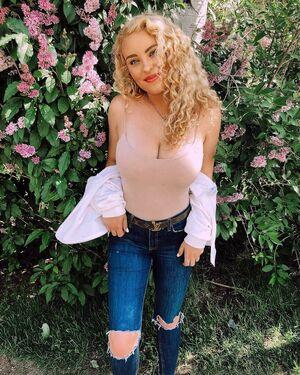 Caroline Wall photo 87