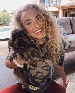 Caroline Wall photo 106