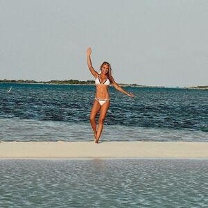 Caroline Wall photo 115